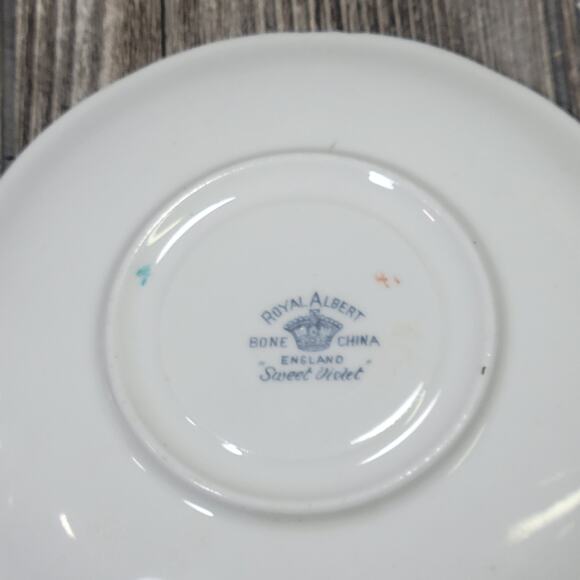 Vintage Sweet Violet Teacup, Royal Albert Bone China England - Picture 4 of 6